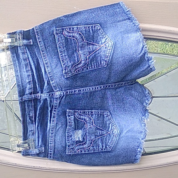 NIB Women's Ripped Raw Hem Denim Shorts, Slim Fit Stretchy Size 0 - Picture 3 of 7